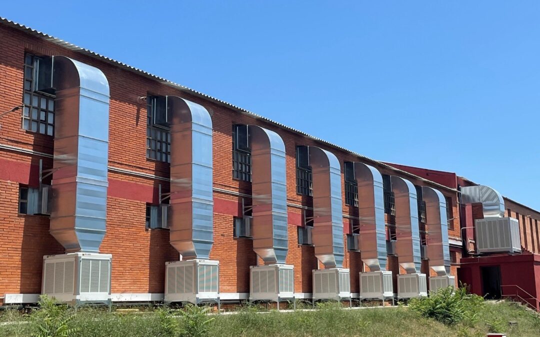Climatisation par évaporation dans un centre de distribution de meubles de jardin │ MET MANN