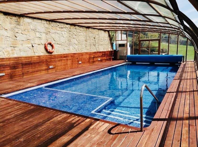 ¿Como calentar una piscina cubierta? │ MET MANN